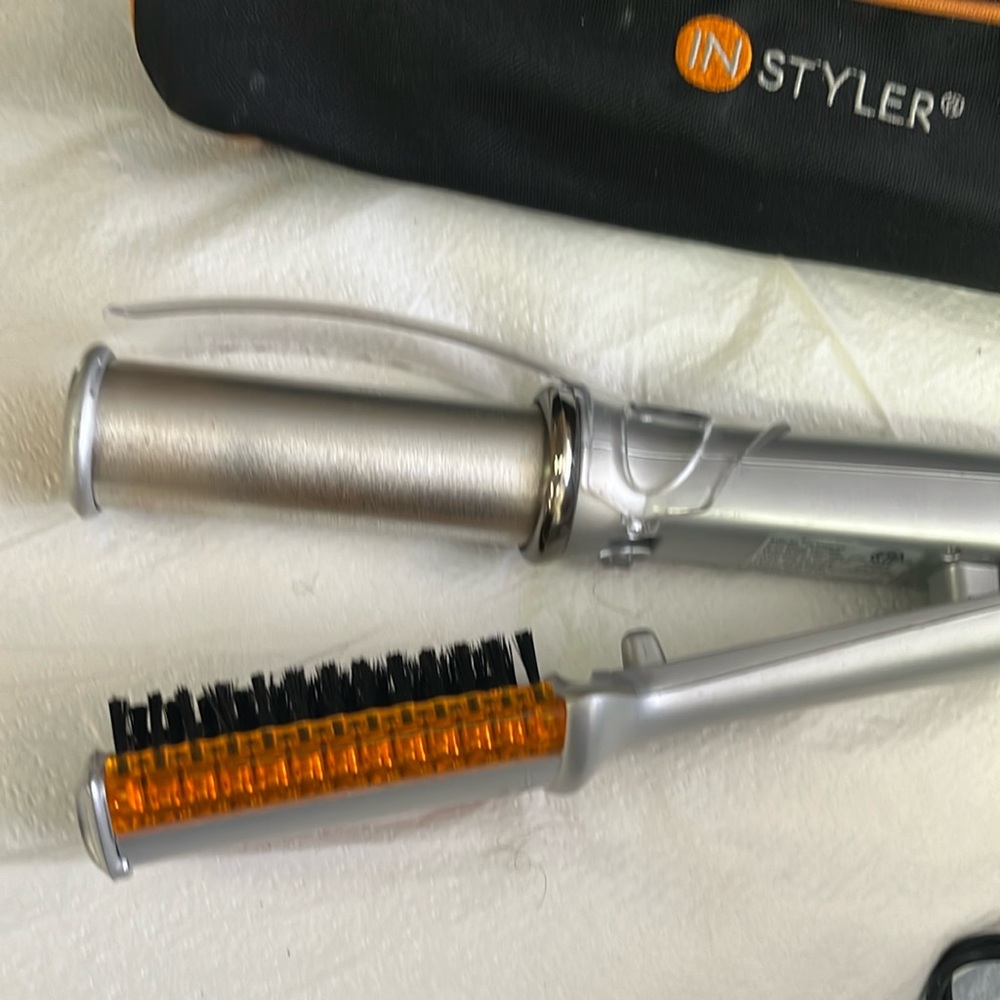 IN Styler (r) hair straightener & curler tool. See Video